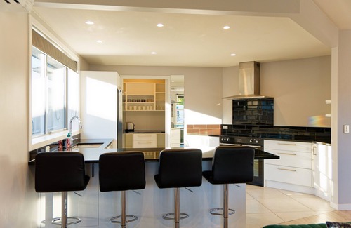 Kaikoura House | Mountain View - Kaikoura Holiday Home