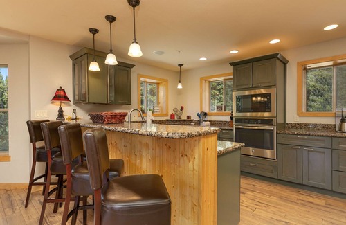 Breckenridge House | Mountain View Lodge: Incredible Long Stay Log Home