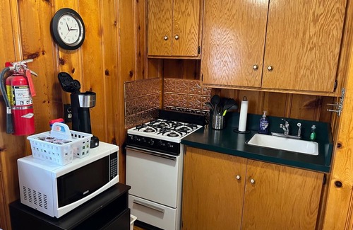 Red River Apartment | Mountain View Lodge Kitchenette Suite - Room 12