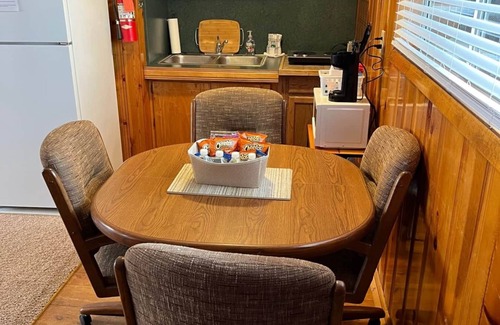 Red River Apartment | Mountain View Lodge Kitchenette Suite - Room 11