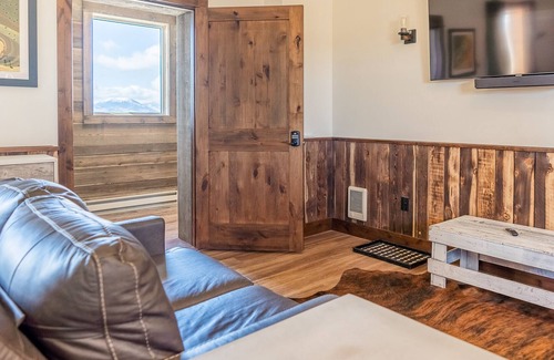 Emigrant House | Mountain View Mins from Chico Hot Springs, Sage Resort, and 30 mins Yellowstone