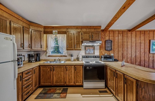 Berkeley Springs House | Mountain View - pets, grill, wifi, fire pit, screen porch, game room, deck, view