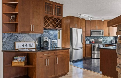 Cougar Creek Condo | Mountain View Retreat: Elegant 3BR condo w/gym