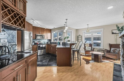 Cougar Creek Condo | Mountain View Retreat: Elegant 3BR condo w/gym