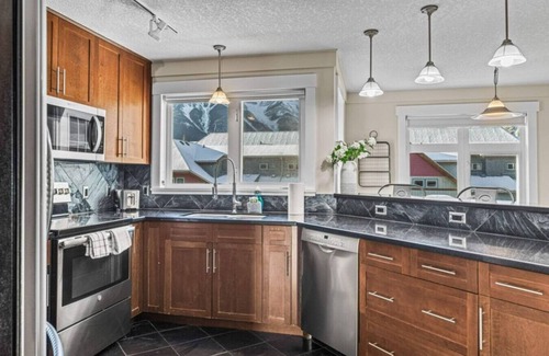 Cougar Creek Condo | Mountain View Retreat: Elegant 3BR condo w/gym