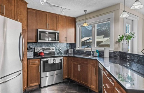 Cougar Creek Condo | Mountain View Retreat: Elegant 3BR condo w/gym