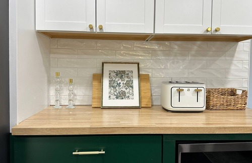 Hudson Villa | Mountain-View Retreat @ Heart of Hudson with Decks, Designer Decor & Game