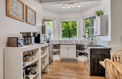 Bountiful House | Mountain View Retreat: 2 BR/2 BA Spacious & Cozy!