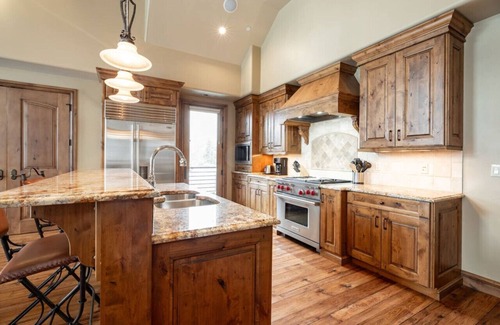 Avon House | Mountain Views!2BD Penthouse w/Pool, Hot Tub, A/C