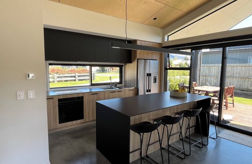 Lake Hawea House | Mountain views - Lakeside Living