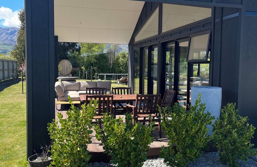 Lake Hawea House | Mountain views - Lakeside Living