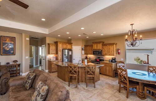 La Verkin House | Mountain Views Near Zion - Wifi - Self Checkin/Out - Outdoor Fire Pit & Grill