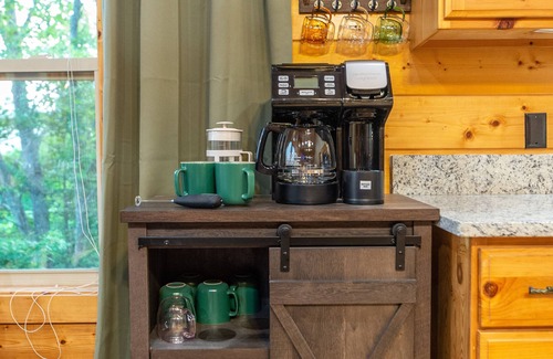 Little Creek Falls Cabin | Mountain Views! Private, King beds, Hot Tub, Arcades, Pool Table, 2 Fireplaces