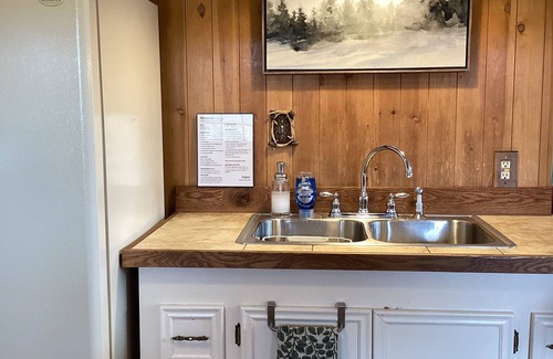 Alpine Village Cabin | Mountain views, walk to National Forest, close to Rio Grande