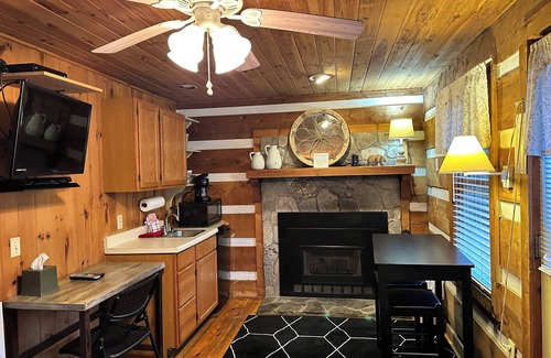 Blowing Rock Hotel | Mountainaire Inn and Log Cabins