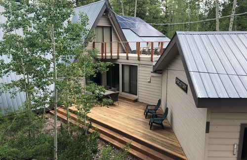 Columbine Lake House | Mountains, Skiing, Hot Tub, Adventure, 5 BR Cabin, Sleeps 10, Pets w/fee