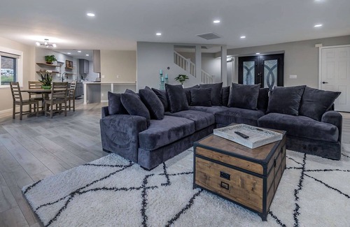Mountain Gardens Estates House | Mountainside Villa-Luxury Desert Retreat w/ Panoramic Views