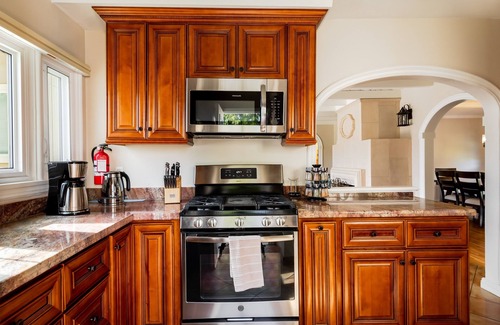 The Movie Colony House | Movie Colony Oasis - Peaceful, Walk to Downtown