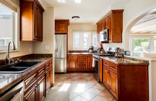 The Movie Colony House | Movie Colony Oasis - Peaceful, Walk to Downtown