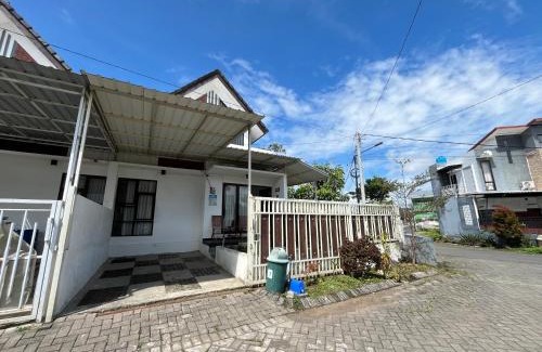 Dinoyo Villa | MP Villa New Ardmore A64 Malang