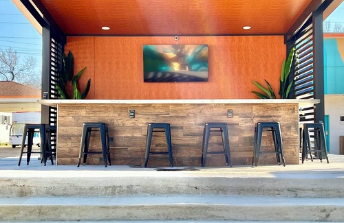 Starkville Hotel | MSU Boutique Hotel w Kitchenette, Escape Ordinary—Stay Far Out