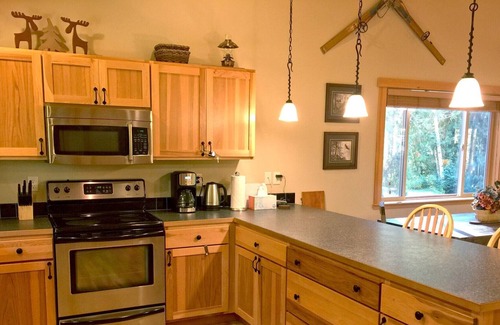 Warnick House | Mt. Baker Lodging Cabin 65 – SLEEPS 10!
