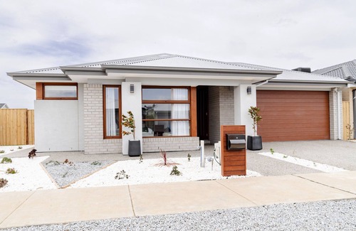 Mount Duneed House | Mt Duneed Retreat - Sleeps 10