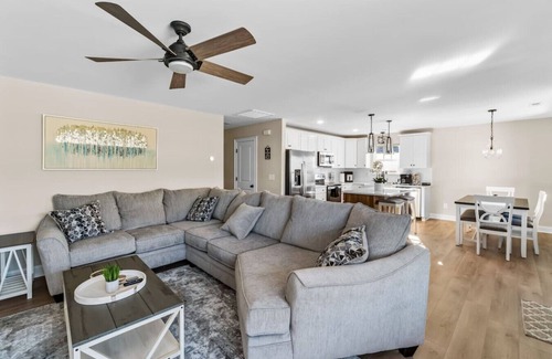 Mount Holly House | Mt. Holly Hidden gem, Fireside Lounge,WWC,Airport