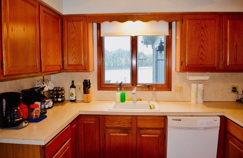 Blakeslee Cottage | ⛷⛱⛰Mt. Maplewood Lake Front❤️Seasonal Specials ★1BR★HotTub★Fireplace★Games★