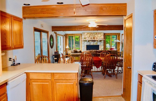 Blakeslee Cottage | ⛷⛱⛰Mt. Maplewood Lake Front❤️Seasonal Specials ★1BR★HotTub★Fireplace★Games★