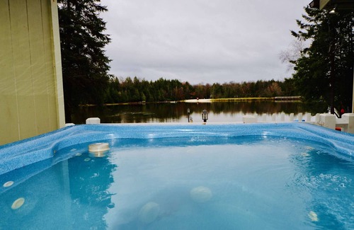 Blakeslee Cottage | ⛷⛱⛰Mt. Maplewood Lake Front❤️Seasonal Specials ★1BR★HotTub★Fireplace★Games★