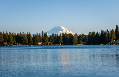 Lake Morton-Berrydale House | Mt. Rainier view from Lake Morton