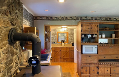 Rock Cave House | Mt Ridge Cabin, peaceful and serene! Spacious 4 bedrooms! Hot tub coming soon!