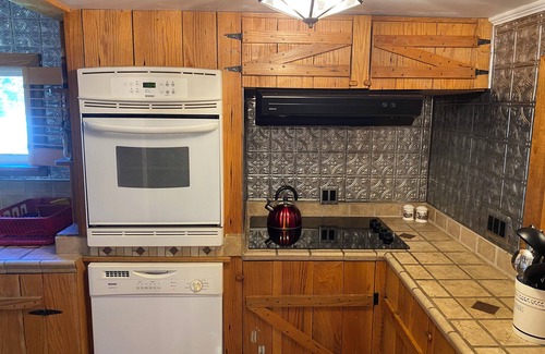 Rock Cave House | Mt Ridge Cabin, peaceful and serene! Spacious 4 bedrooms! Hot tub coming soon!