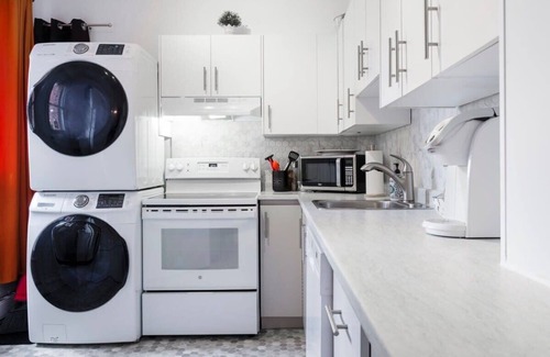 Plateau Mont Royal Apartment | MTLVR #02 | Plateau central, sunny patio, A/C