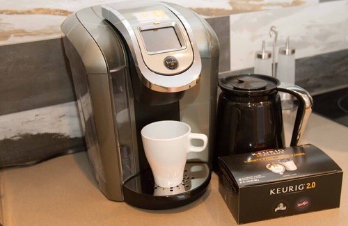 Plateau Mont Royal Apartment | MTLVR #02 | Plateau central, sunny patio, A/C