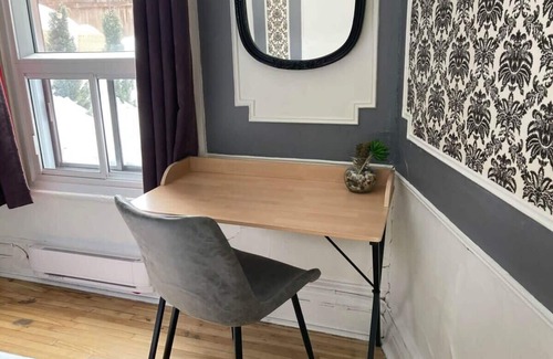 Plateau Mont Royal Apartment | MTLVR #02 | Plateau central, sunny patio, A/C