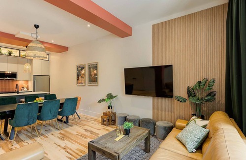Plateau Mont Royal Apartment | MTLVR #18 | Ping-pong, Group Friendly, Metro 7min