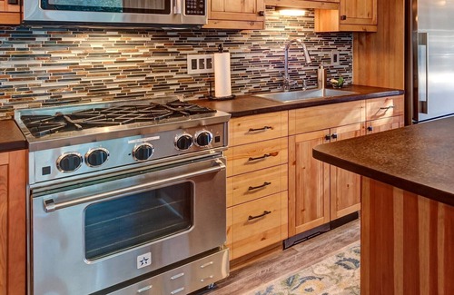 Valley of the Blue House | Mtn Getaway with VIEWS, PRIVATE HOT TUB & POSH Decor!