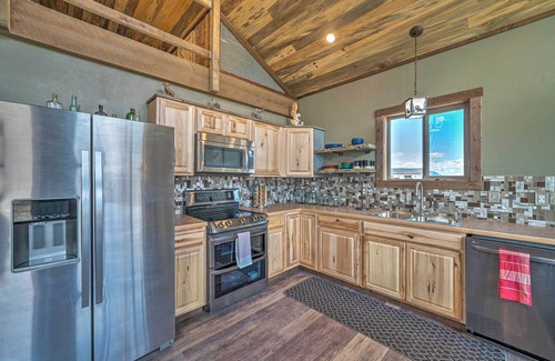 Livingston Cabin | Mtn-View Cabin 40 Mi to Yellowstone Ntl Park!