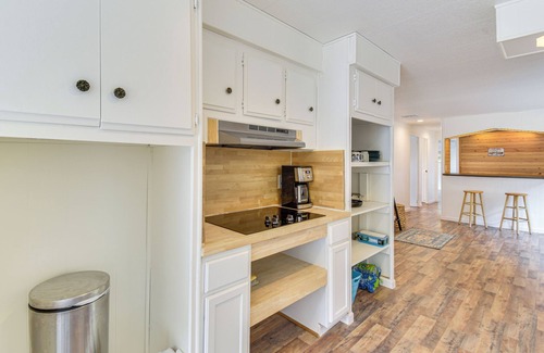 Coulterville House | Mtn-View Coulter Escape w/ Rustic Tree Lookout