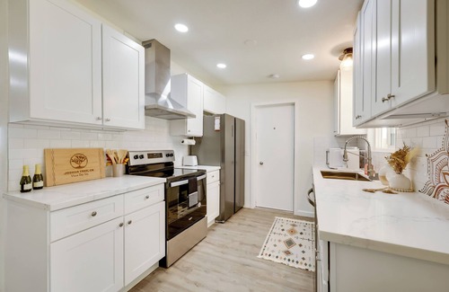 Joshua Tree House | Mtn-View Home ~ 8 Mi to Joshua Tree Nat’l Park!