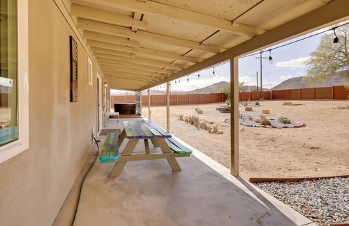 Joshua Tree House | Mtn-View Home ~ 8 Mi to Joshua Tree Nat’l Park!