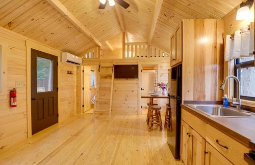 Cowanesque House | Mtn-View Middlebury Center Cabin Deck and Grill!