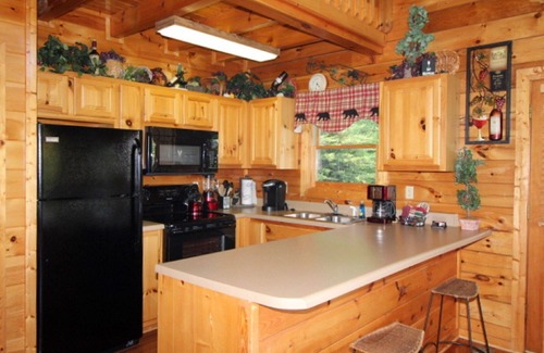 Gatlinburg - Pigeon Forge Cabin | ♡Mtn View W/easy Access, Hot Tub, WiFi, Smart TV & 10 Minutes to Attractions♡
