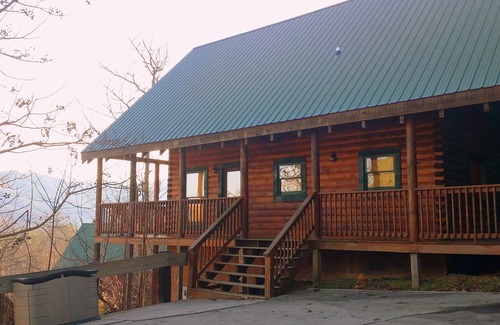 Gatlinburg - Pigeon Forge Cabin | ♡Mtn View W/easy Access, Hot Tub, WiFi, Smart TV & 10 Minutes to Attractions♡