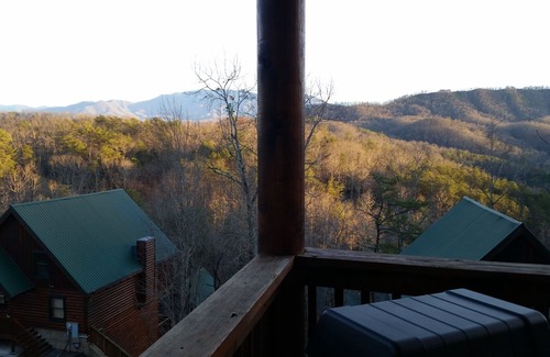 Gatlinburg - Pigeon Forge Cabin | ♡Mtn View W/easy Access, Hot Tub, WiFi, Smart TV & 10 Minutes to Attractions♡