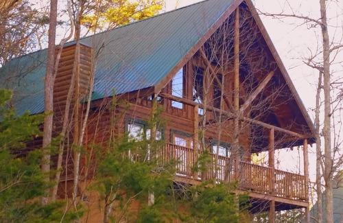 Gatlinburg - Pigeon Forge Cabin | ♡Mtn View W/easy Access, Hot Tub, WiFi, Smart TV & 10 Minutes to Attractions♡