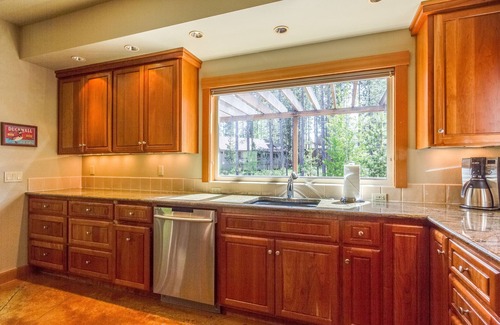 Deer Park House | MTRO9 - Gorgeous Home, theater room, 3 masters, AC, Hot Tub, Ping Pong