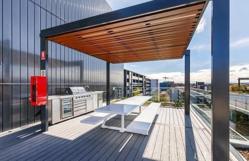 Dickson Apartment | Mulberry 2BR-2BA Rooftop Pool, BBQ, WiFi & Netflix - Central Location